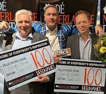 De leden Albert Bronk en Paul van Galen: 100x deelgenomen aan clubavonden en activiteiten van Dé Nederlandse Debatclub
