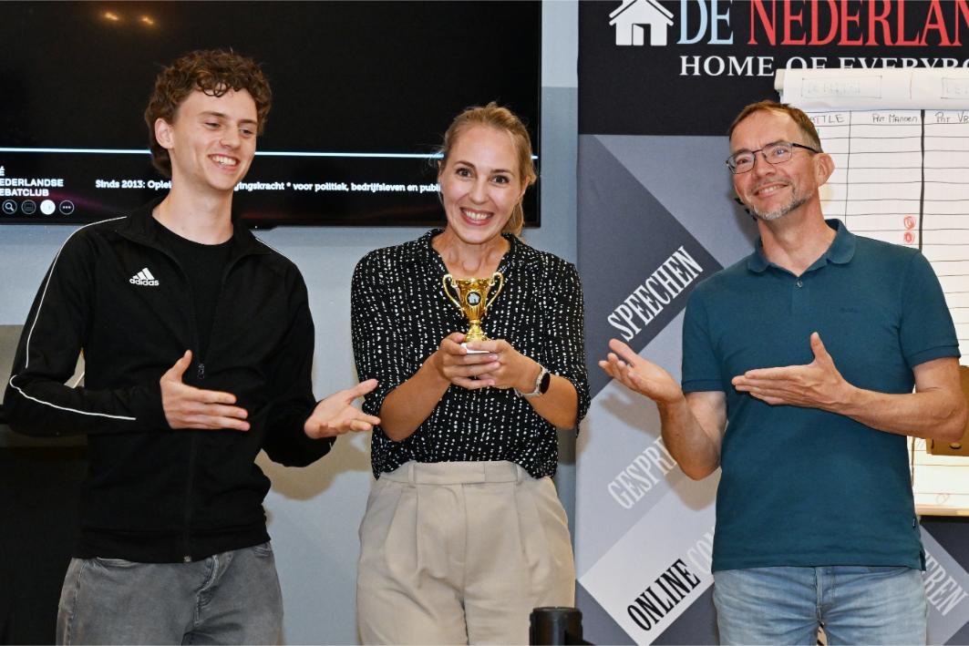 Leonie Veerman is beste spreekster van de avond tijdens The Sizzling And Surprising Season Finish van Dé Nederlandse Debatclub